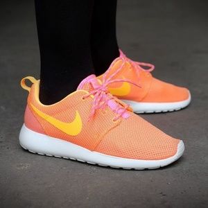 NIKE WOMENS ROSHE RUN SNEAKERS PINK GLOW Size 11